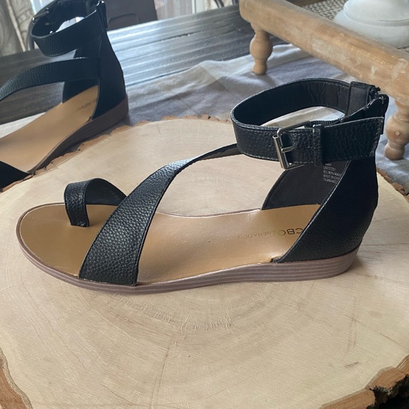 BCBGeneration Toe Loop Ankle Buckle Sandals NWOT - Picture 4 of 10